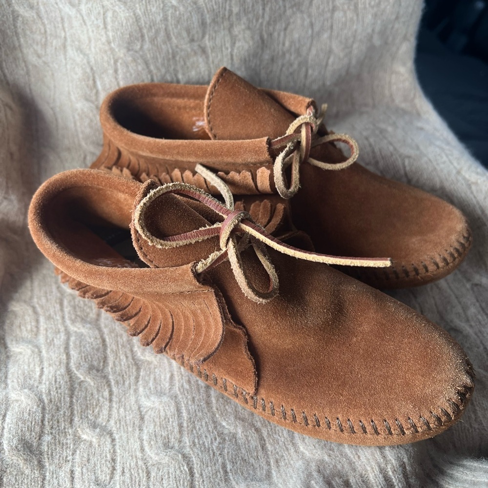 Minnetonka Tan Suede Fringe Boots Peter Pan tiger lily indigenous